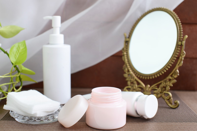 鏡と基礎化粧品